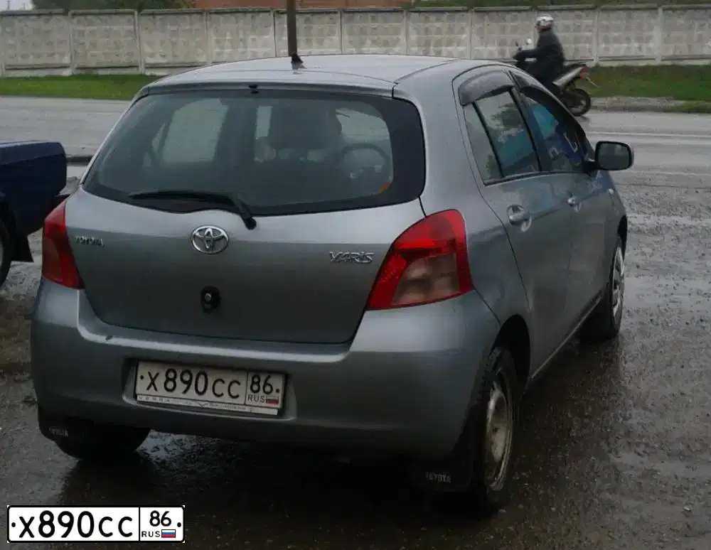 Фото автомобиля TOYOTA YARIS, 2008 — госномер Х890СС86. Цвет: СЕРЕБРИСТЫЙ