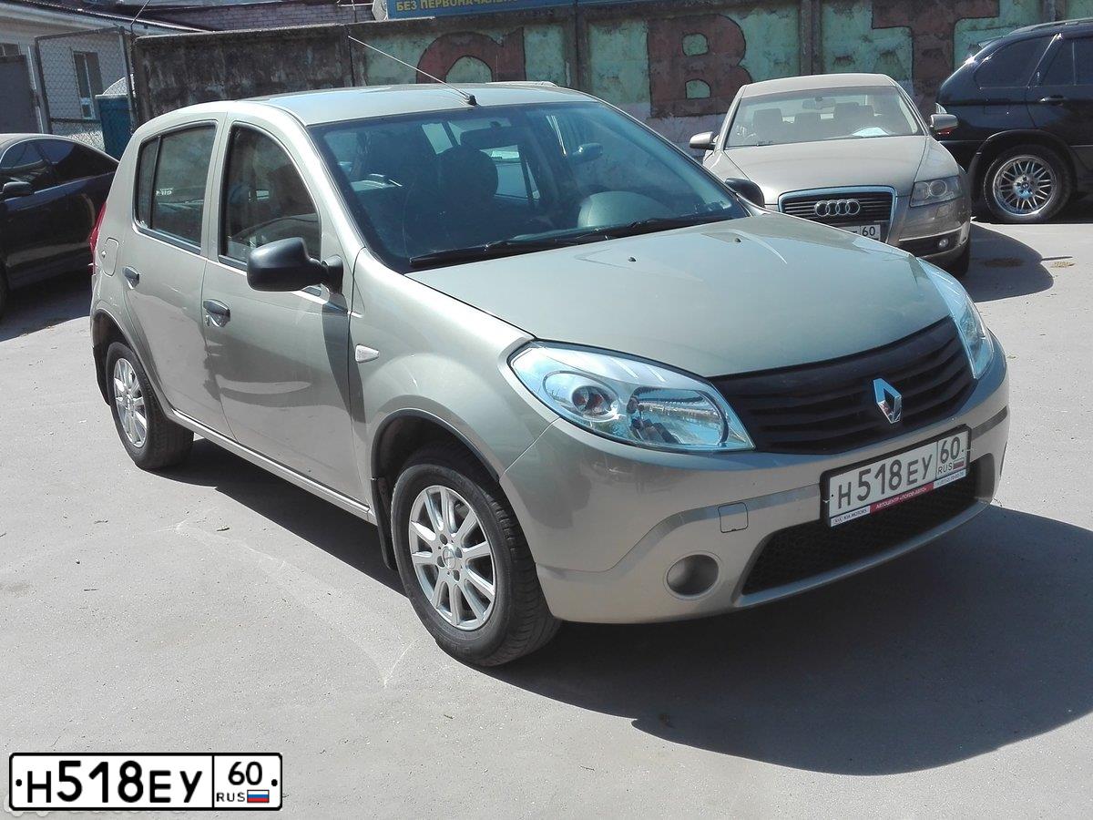Фото автомобиля RENAULT T SANDERO, 2011 — госномер Е244НА53. Цвет: БЕЖЕВЫЙ