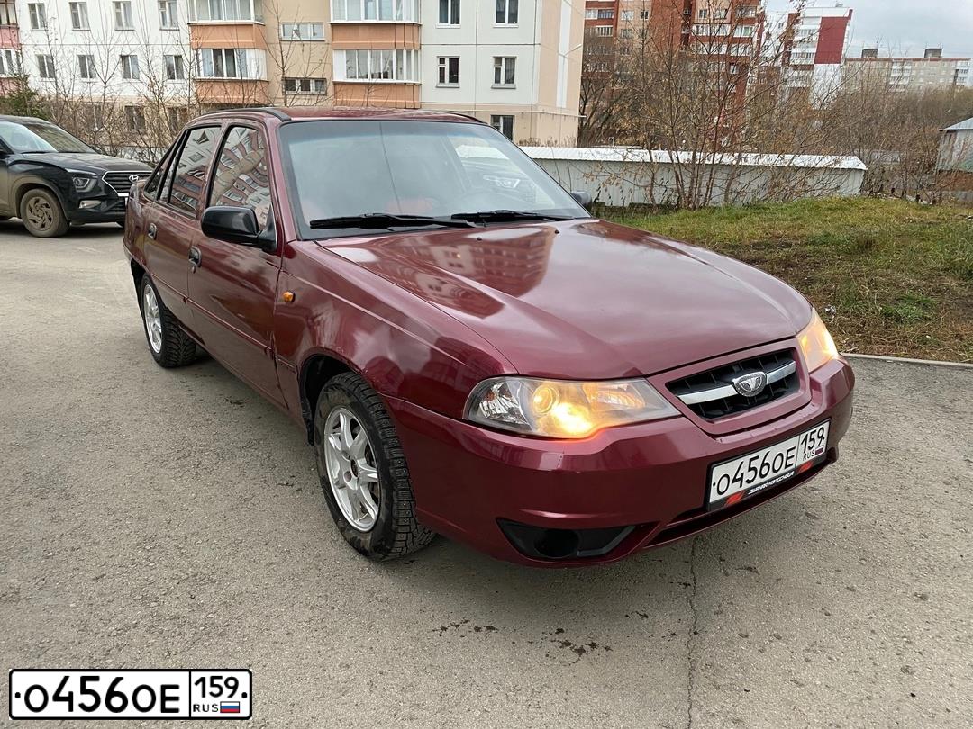 Фото автомобиля DAEWOO NEXIA, 2012 — госномер О456ОЕ159. Цвет: ИСПАНСКИЙ КРАСНЫЙ