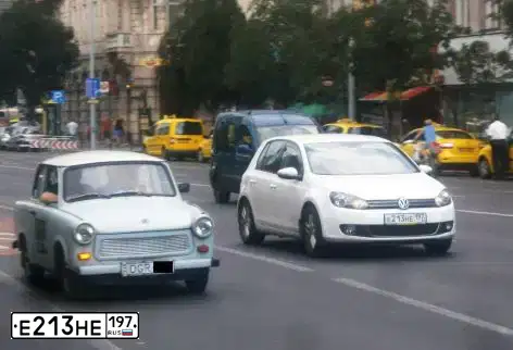Фото автомобиля VOLKSWAGEN GOLF, 2011 — госномер Е213НЕ197. Цвет: БЕЛЫЙ