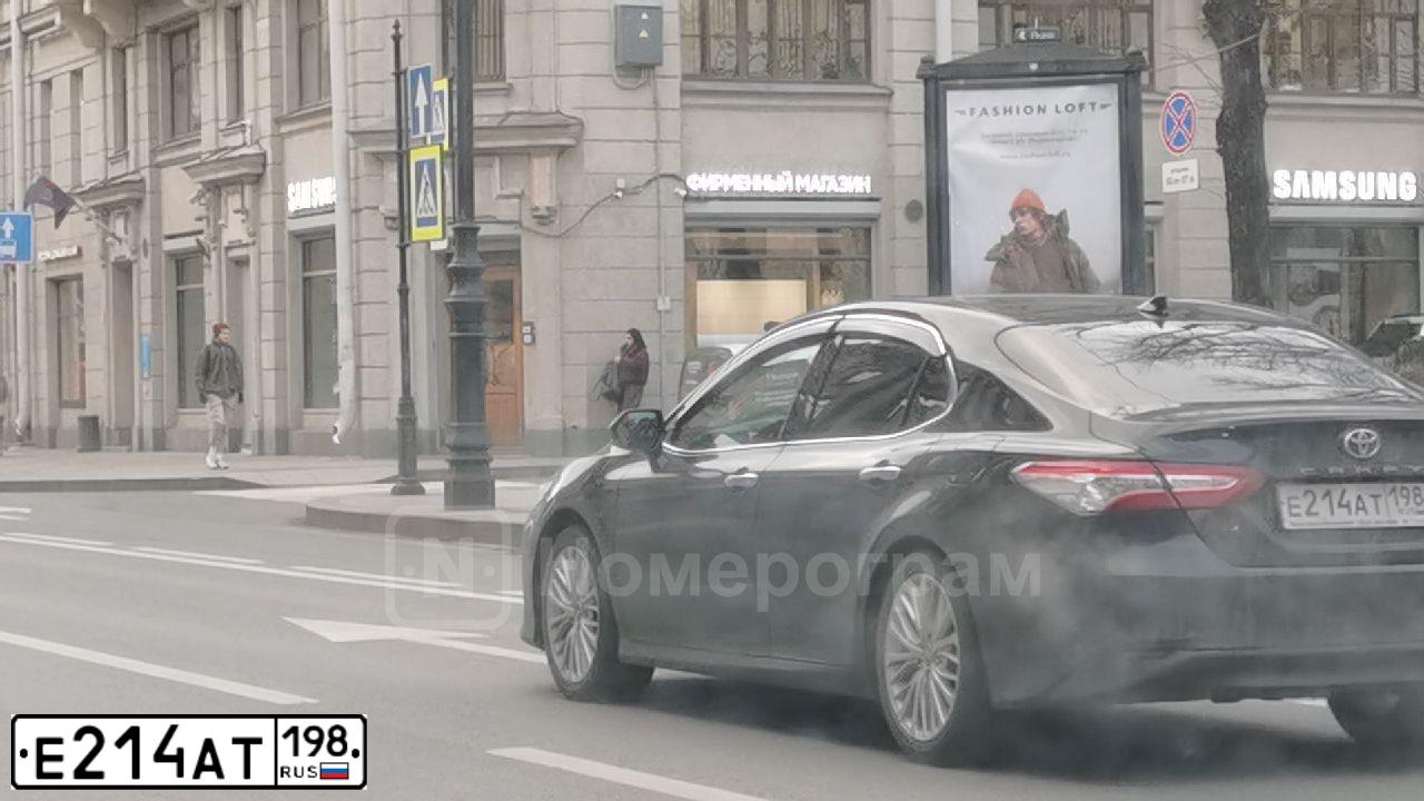 Фото автомобиля TOYOTA CAMRY, 2019 — госномер Е214АТ198