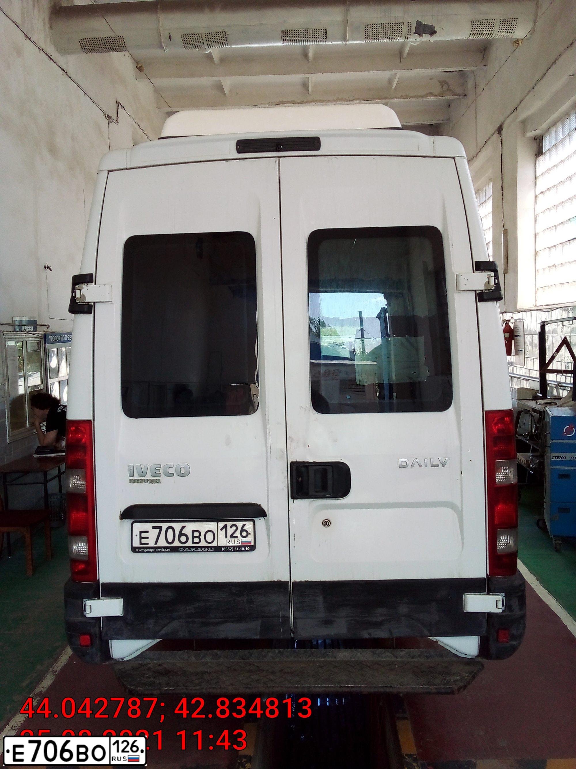Фото автомобиля IVECO DAILY, 2012 — госномер Н228УМ15. Цвет: Белый