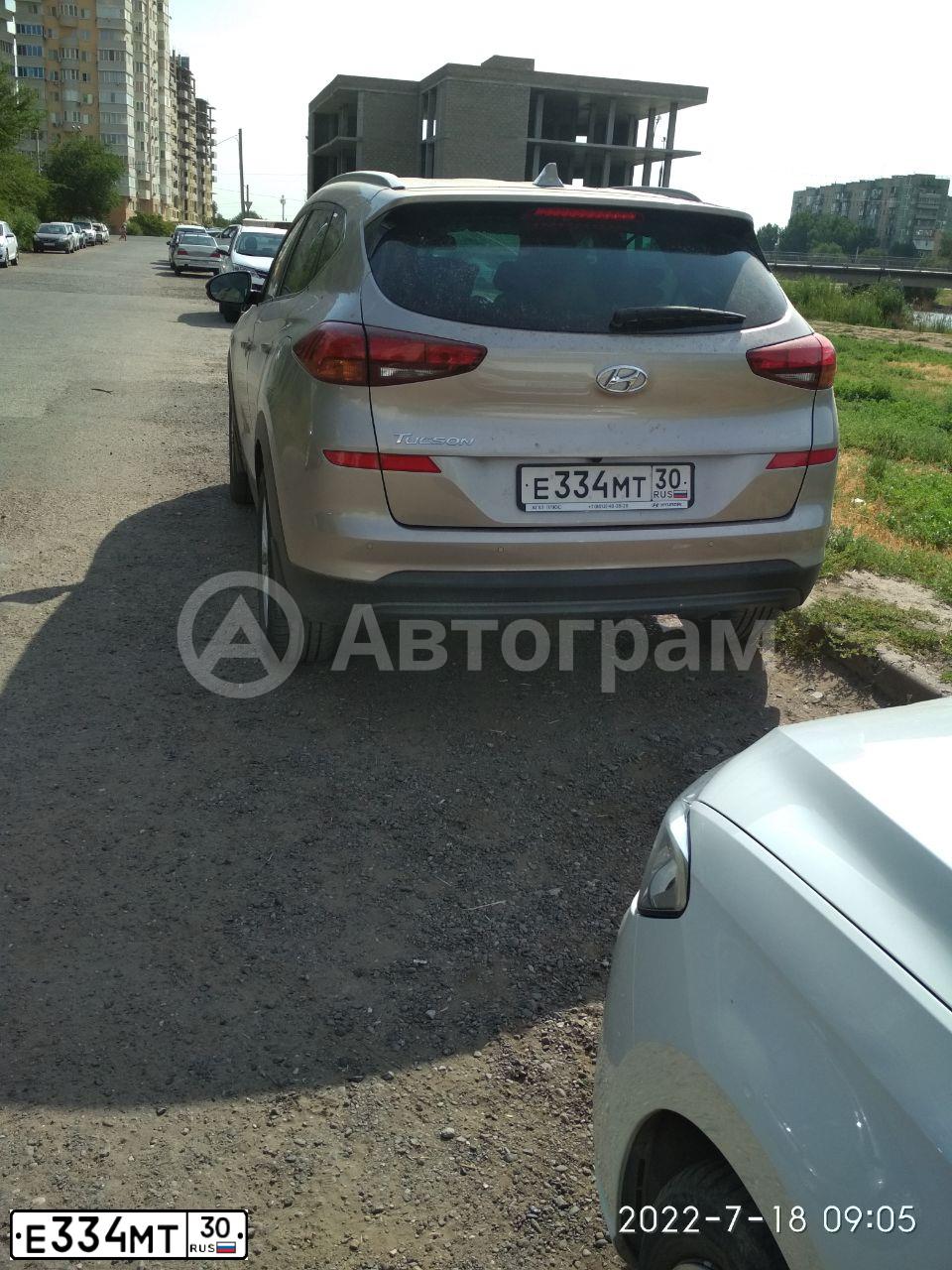 Фото автомобиля HYUNDAI TUCSON, 2019 — госномер Е334МТ30. Цвет: СВЕТЛО-БЕЖЕВЫЙ