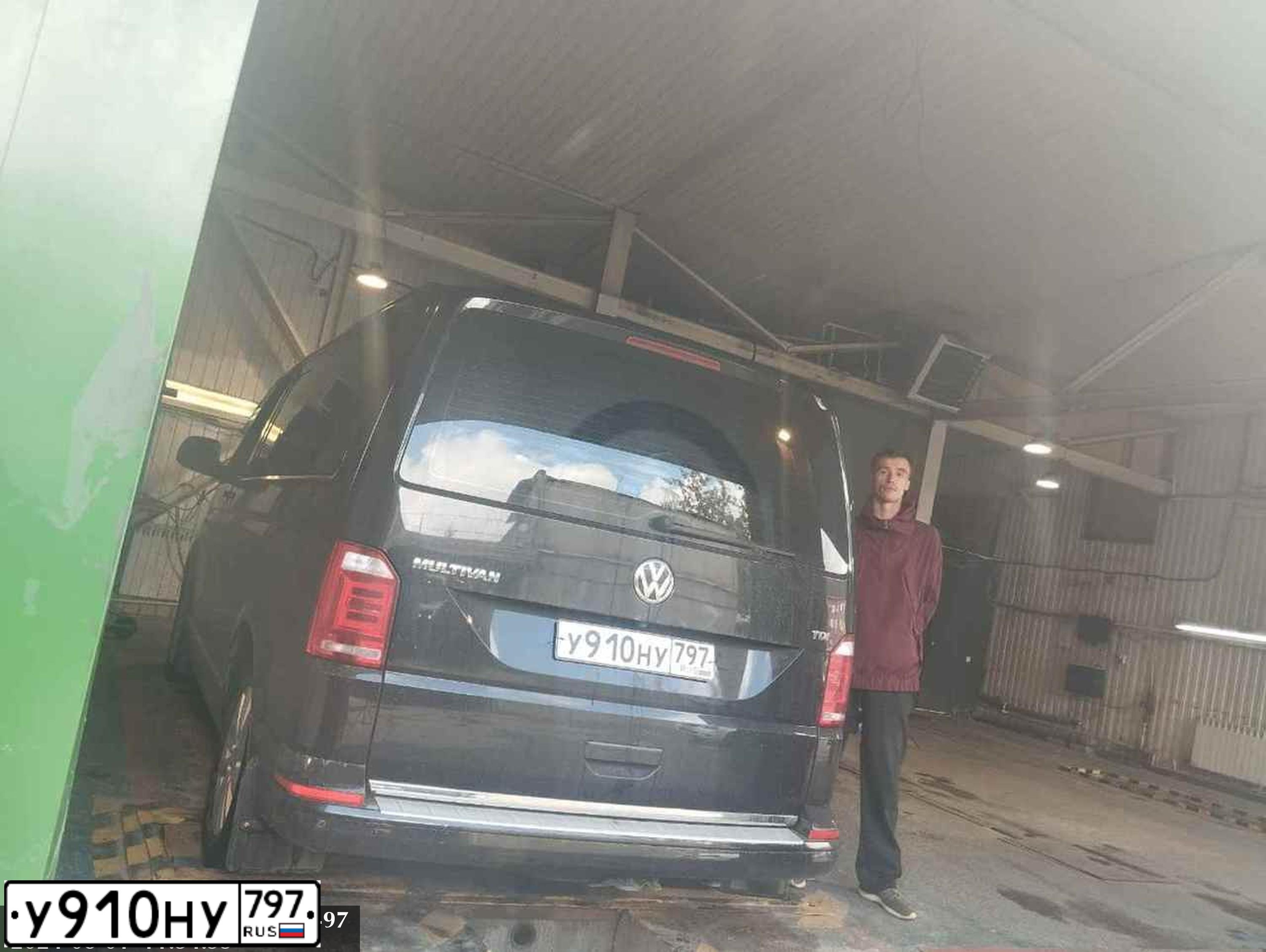 Фото автомобиля VOLKSWAGEN MULTIVAN, 2018 — госномер У910НУ797. Цвет: ЧЕРНЫЙ