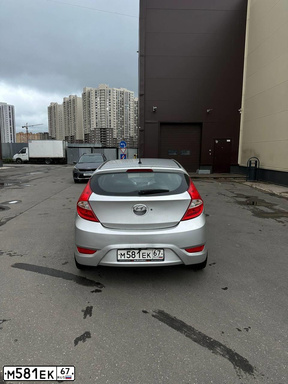 Фото автомобиля HYUNDAI SOLARIS, 2013 — госномер М581ЕК67. Цвет: СЕРЕБРИСТЫЙ