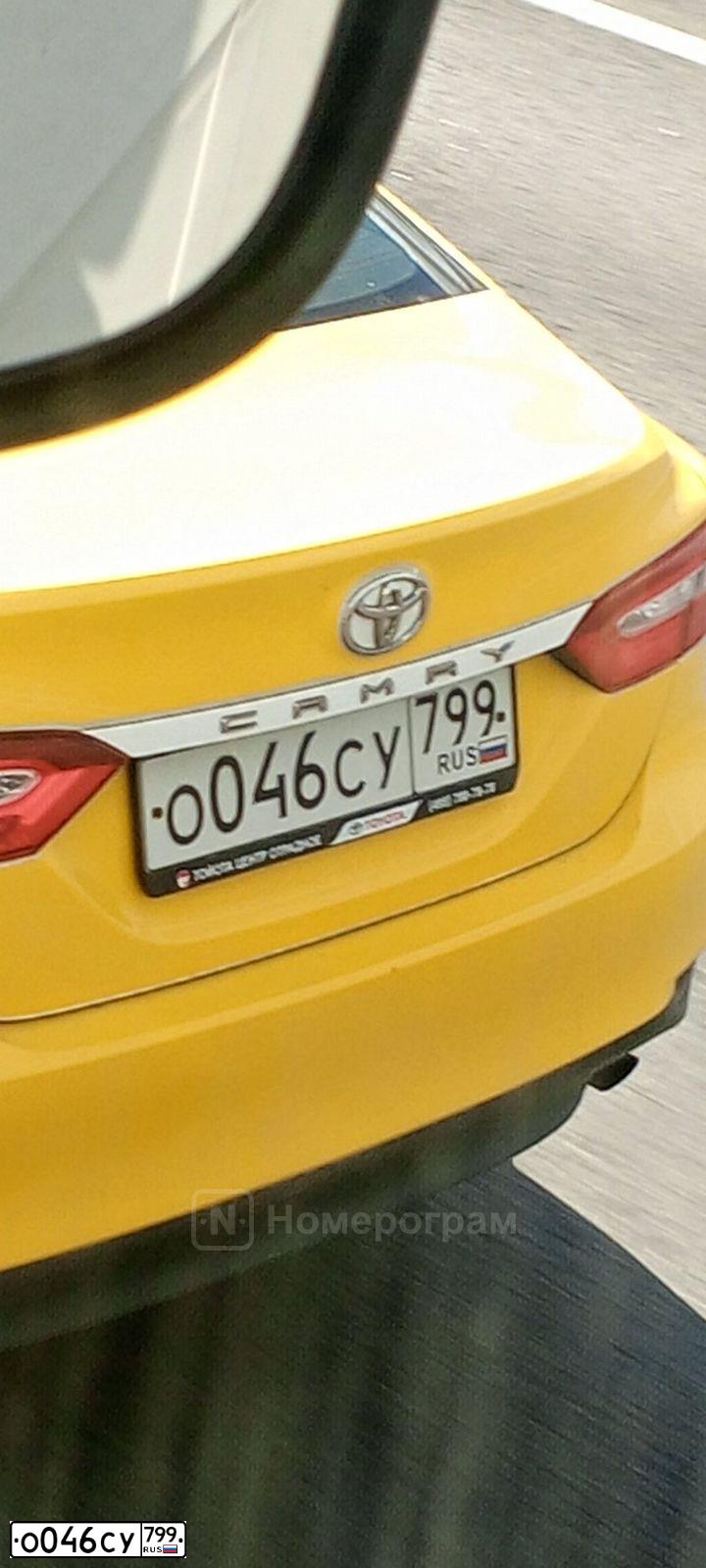Фото автомобиля TOYOTA CAMRY, 2019 — госномер О046СУ799. Цвет: ЖЕЛТЫЙ