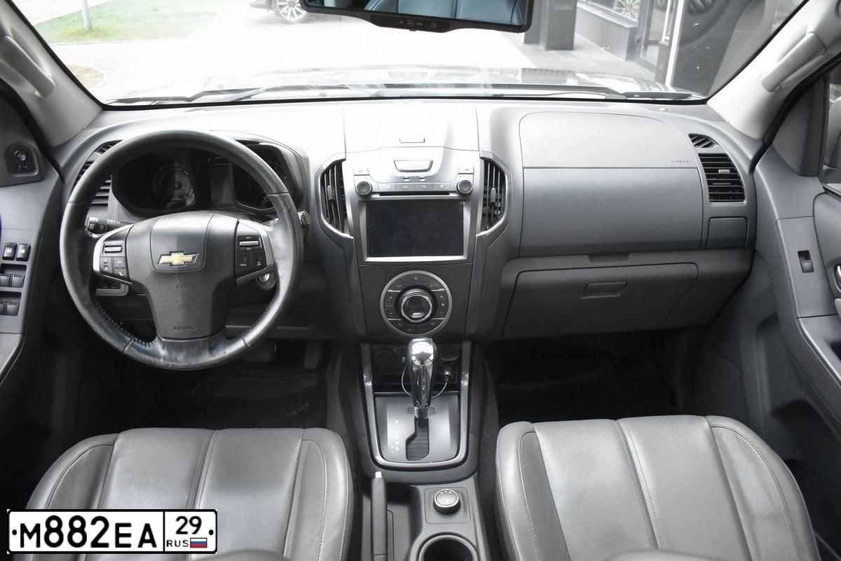 Фото автомобиля CHEVROLET TRAILBLAZER, 2014 — госномер М882ЕА29. Цвет: СЕРЫЙ