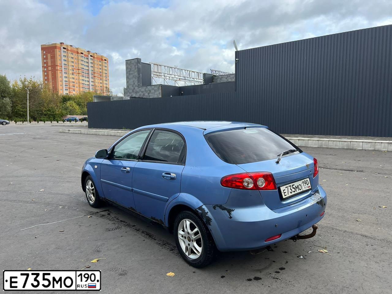 Фото автомобиля CHEVROLET LACETTI, 2006 — госномер Е735МО190. Цвет: синий