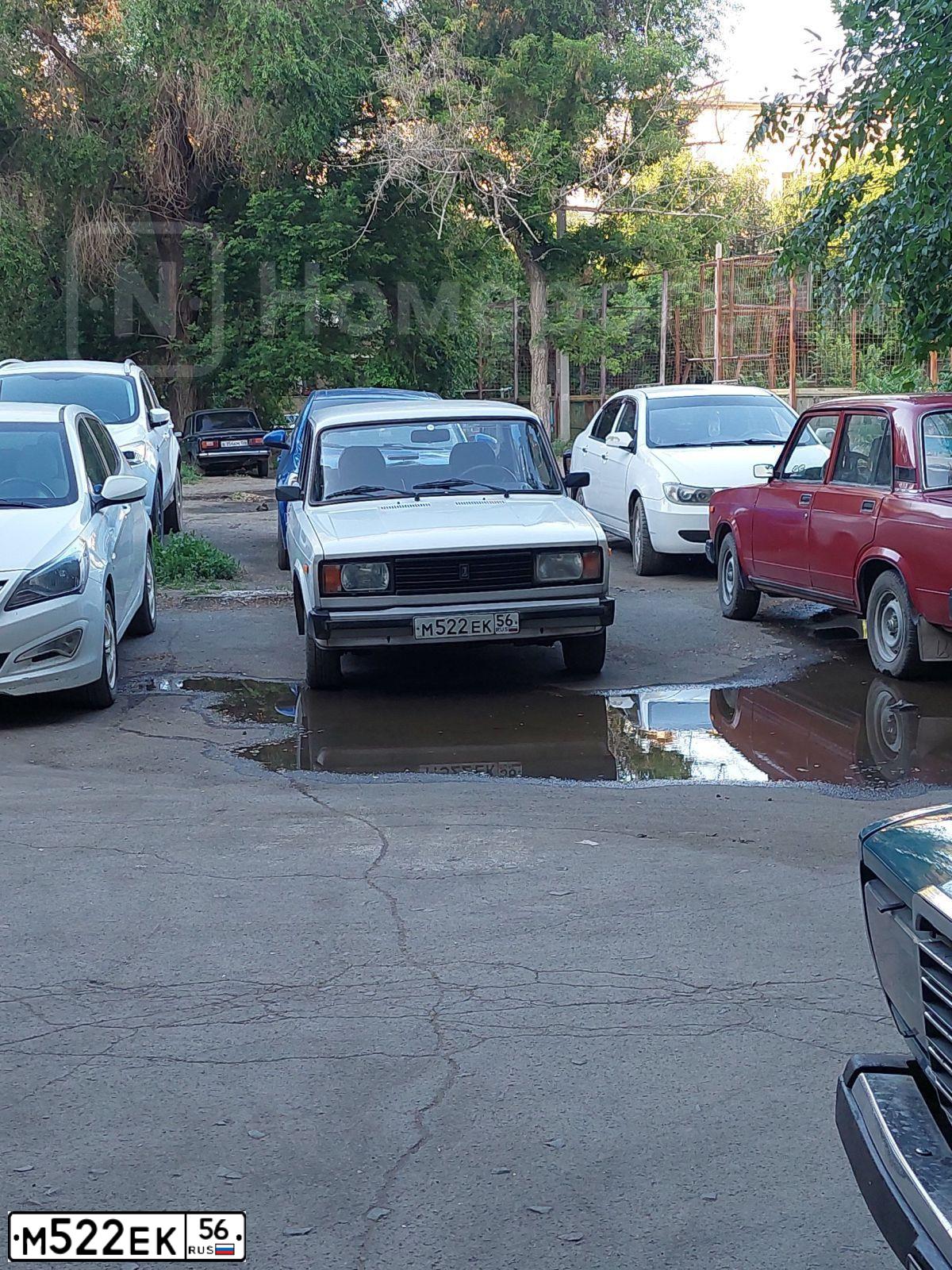 Фото автомобиля LADA 2105, 2004 — госномер М522ЕК56. Цвет: БЕЛЫЙ