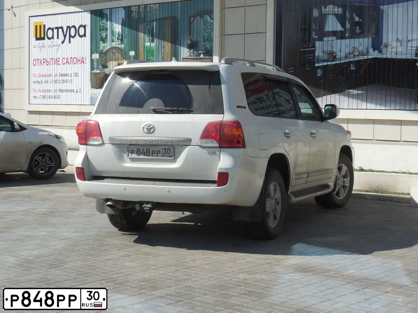 Фото автомобиля TOYOTA LANDCRUISER 200, 2011 — госномер Х734ММ30. Цвет: СЕРЕБРИСТЫЙ