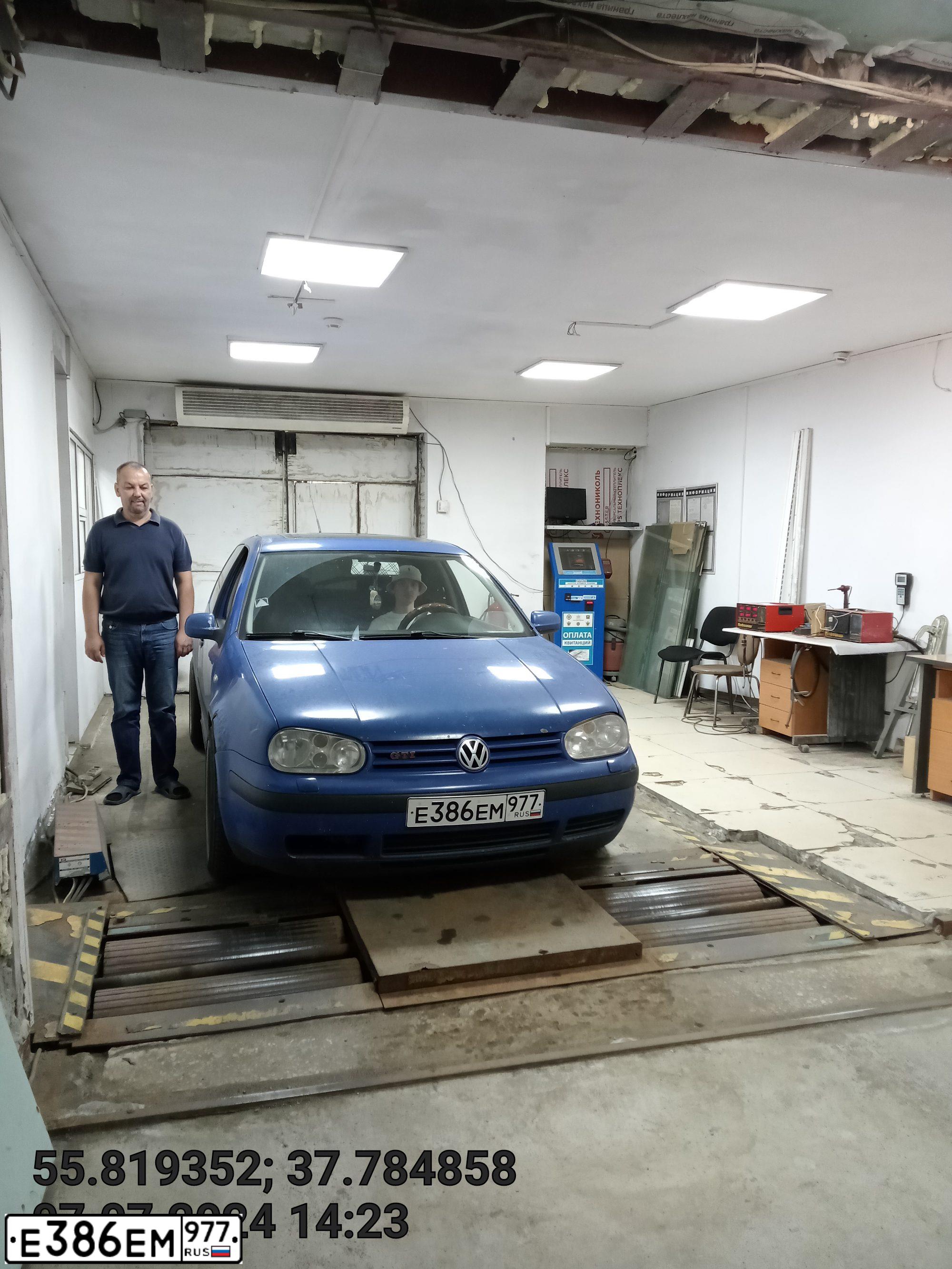 Фото автомобиля VOLKSWAGEN GOLF, 2000 — госномер Н800УО799. Цвет: синий