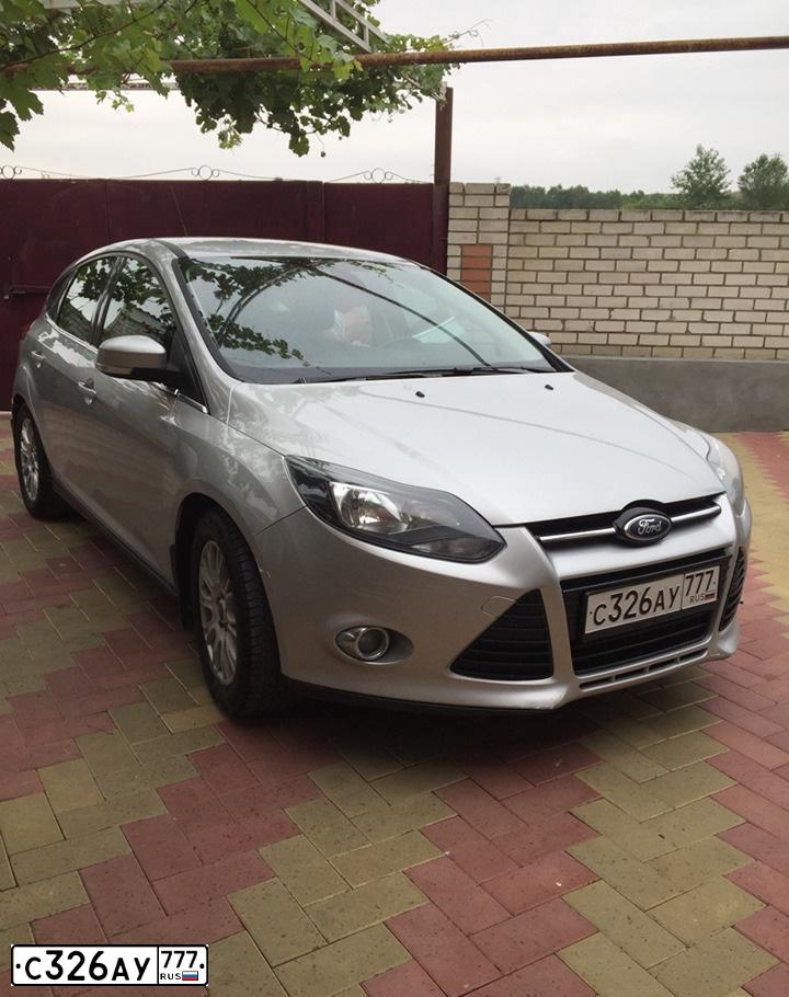 Фото автомобиля FORD FOCUS, 2012 — госномер Е233ЕА126. Цвет: Серебристый