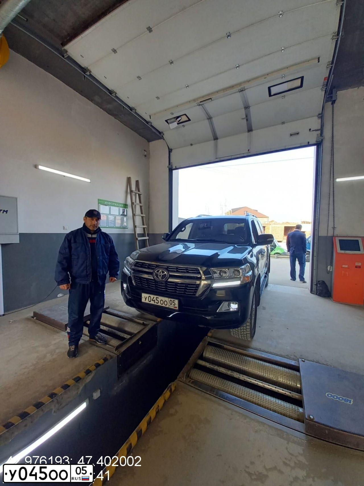 Фото автомобиля TOYOTA LANDCRUISER 200, 2014 — госномер У004ОО05. Цвет: ЧЕРНЫЙ