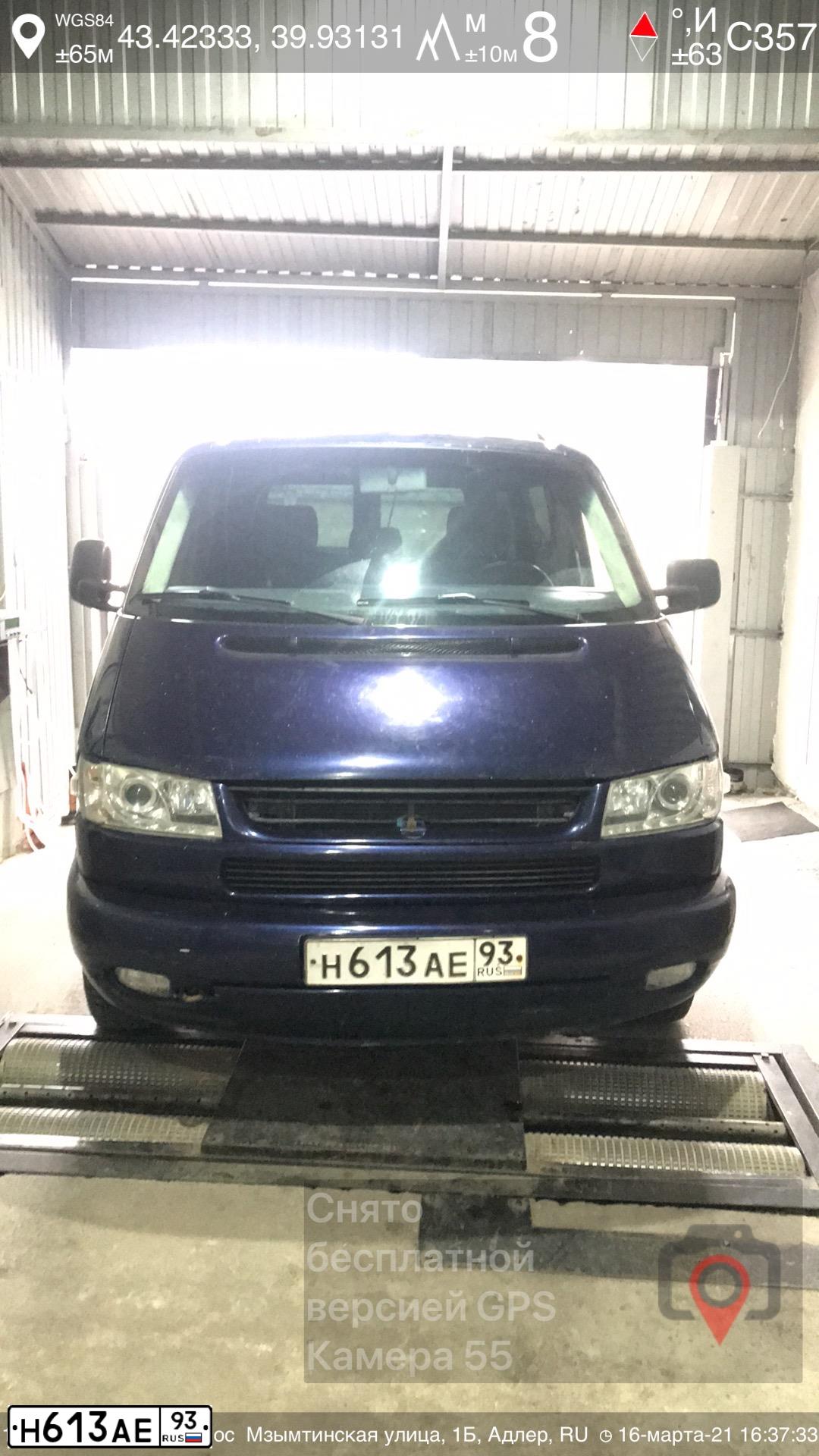Фото автомобиля VOLKSWAGEN CARAVELLE, 1999 — госномер Т863СТ18. Цвет: Темно-синий