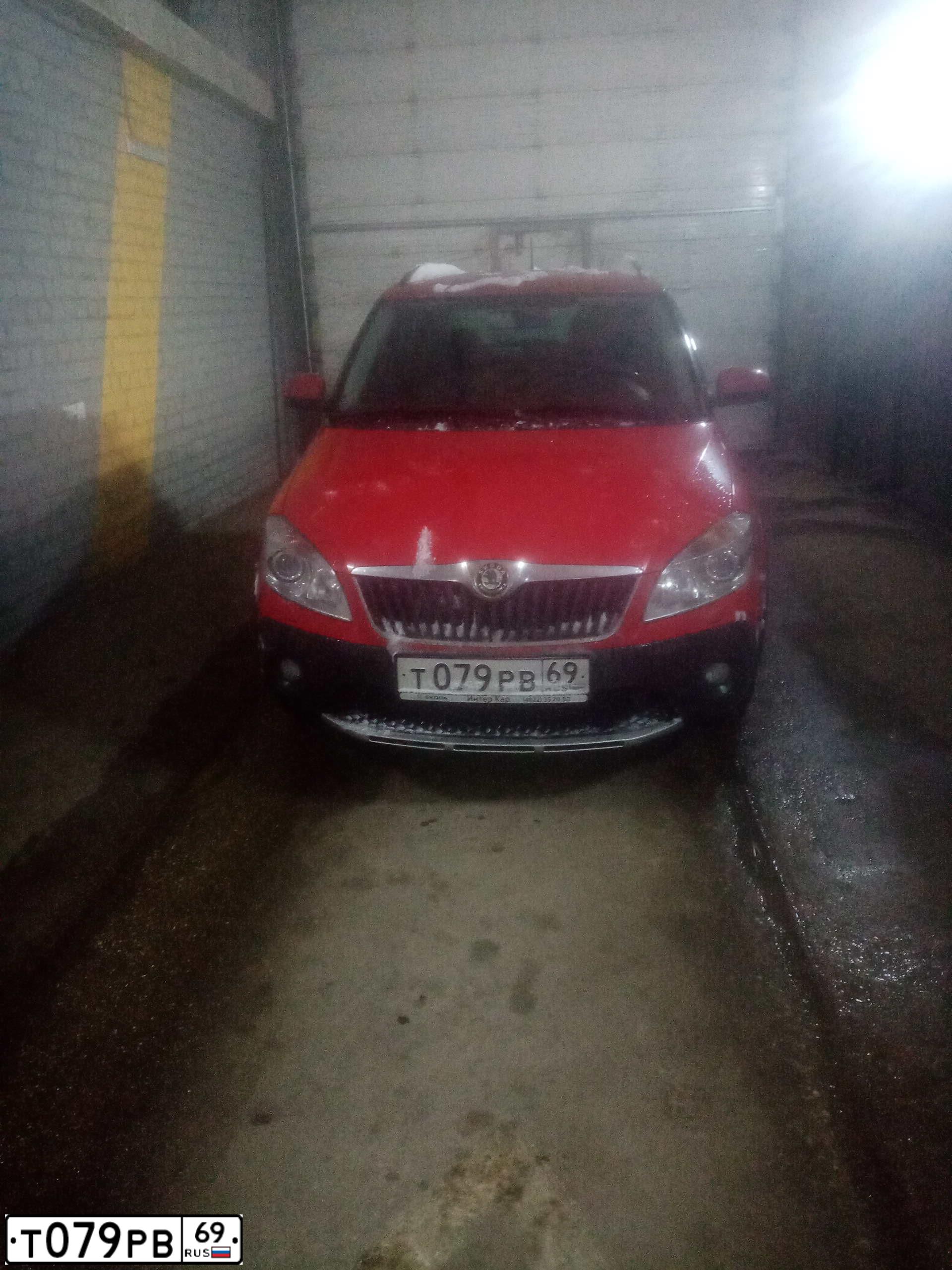 Фото автомобиля SKODA FABIA, 2012 — госномер О665АВ250. Цвет: Красный