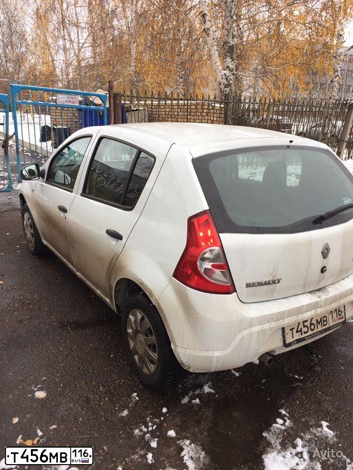 Фото автомобиля RENAULT SANDERO, 2014 — госномер Е003ХН716. Цвет: Белый