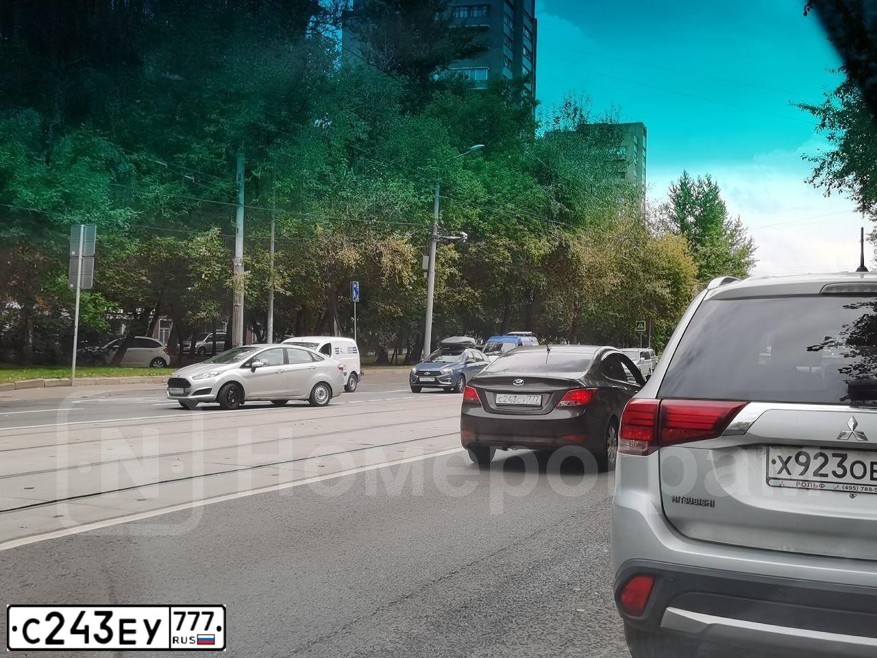 Фото автомобиля RENAULT FLUENCE, 2010 — госномер С243ЕУ777. Цвет: СЕРЫЙ