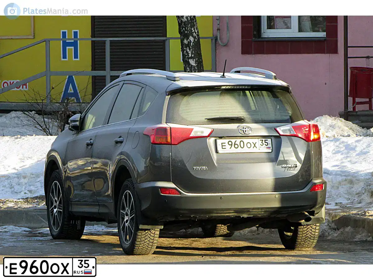 Фото автомобиля TOYOTA RAV4, 2015 — госномер Е960ОХ35. Цвет: СЕРЫЙ