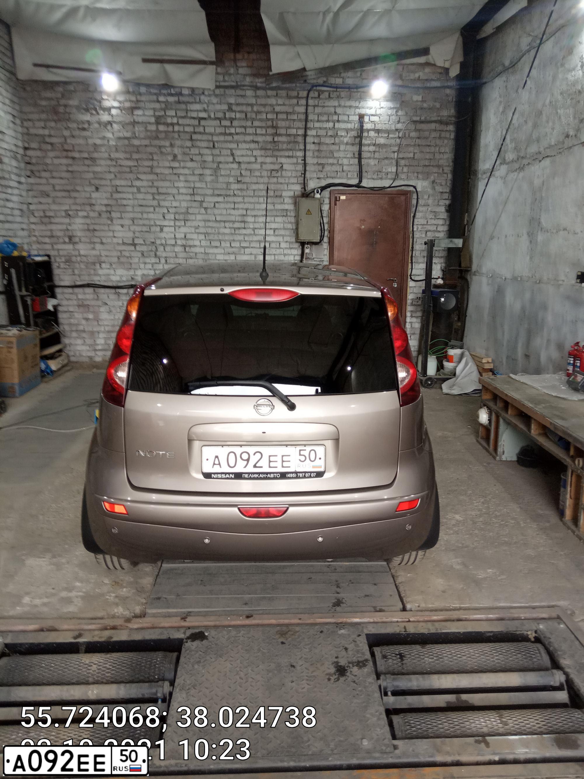 Фото автомобиля NISSAN NOTE, 2013 — госномер А092ЕЕ50. Цвет: СВЕТЛО-КОРИЧНЕВЫЙ