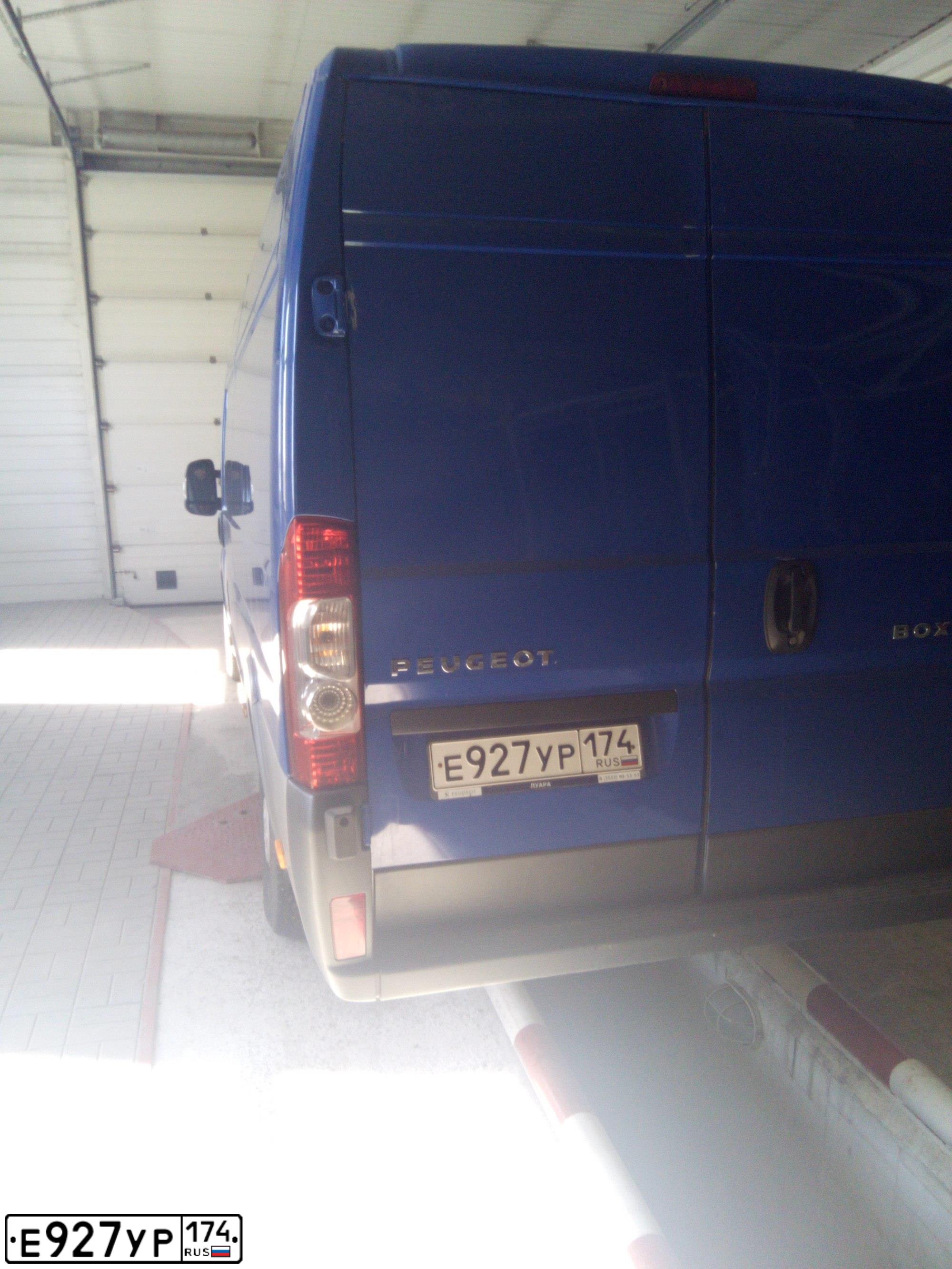 Фото автомобиля PEUGEOT BOXER, 2012 — госномер Е927УР174. Цвет: синий