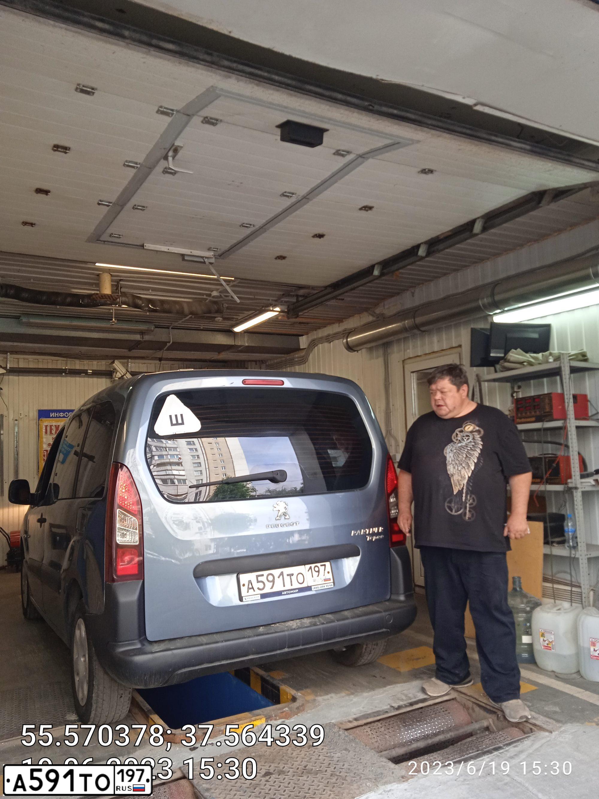 Фото автомобиля PEUGEOT PARTNER, 2012 — госномер Р577ВС977. Цвет: Серый