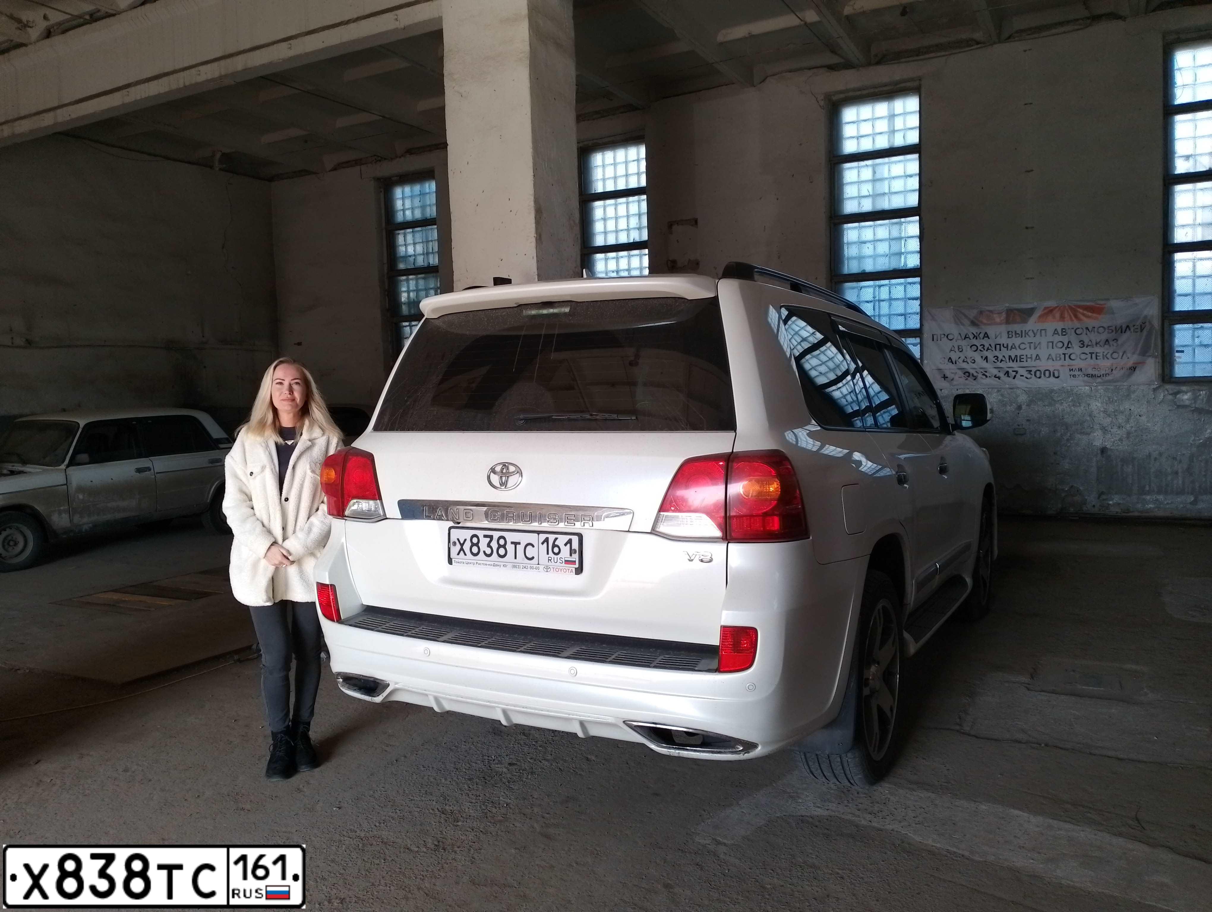 Фото автомобиля TOYOTA LANDCRUISER 200, 2013 — госномер Е008ТТ161. Цвет: Белый