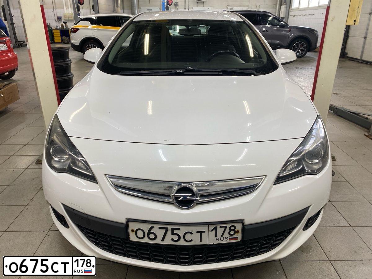 Фото автомобиля OPEL ASTRA, 2013 — госномер О675СТ178. Цвет: БЕЛЫЙ