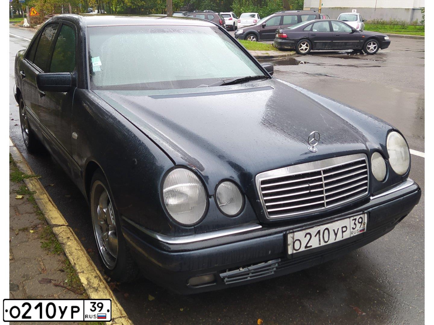 Фото автомобиля MERCEDES E-KLASSE, 1998 — госномер О210УР39. Цвет: синий