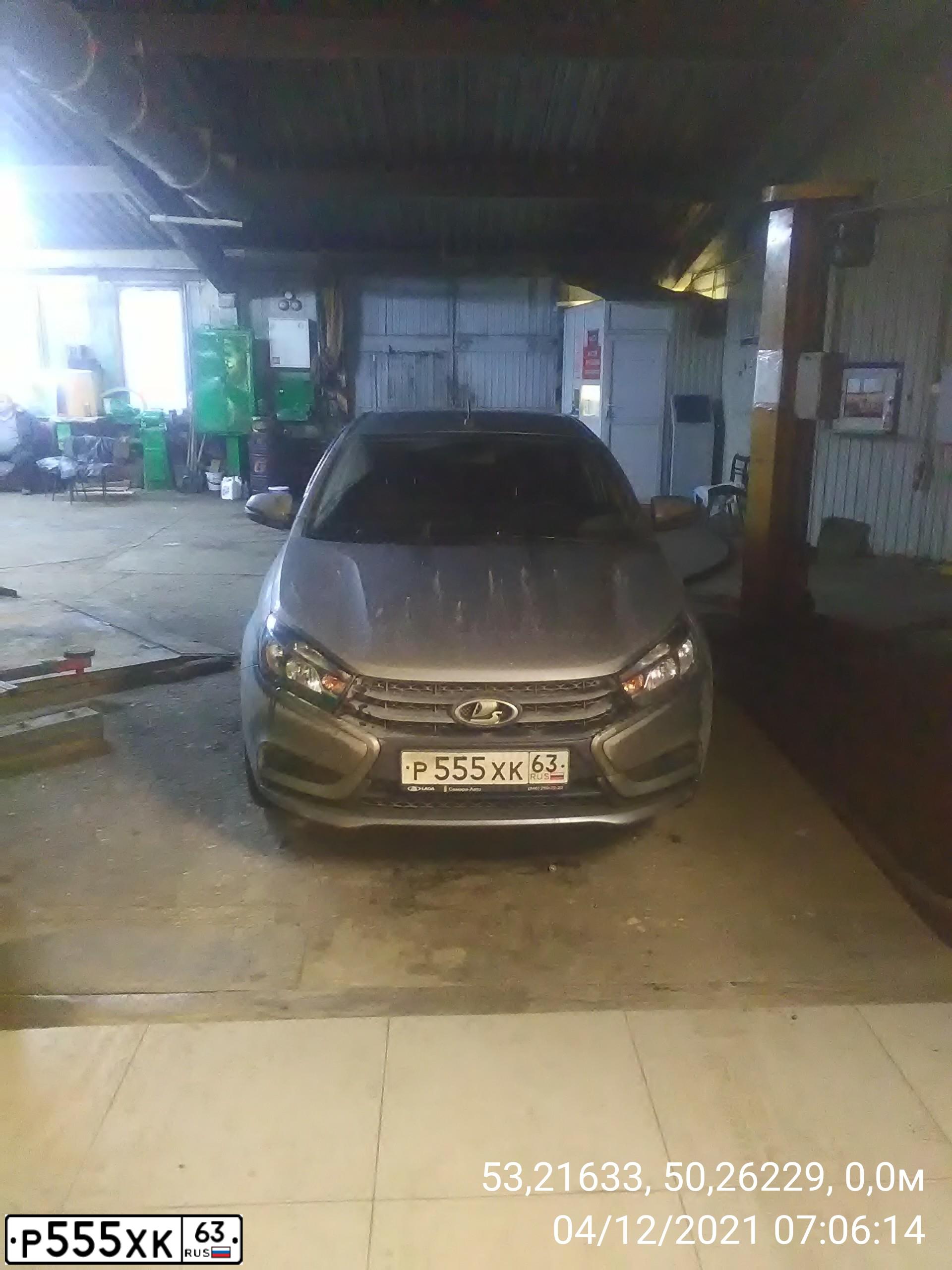 Фото автомобиля LADA VESTA, 2017 — госномер Р555ХК63. Цвет: СЕРЫЙ