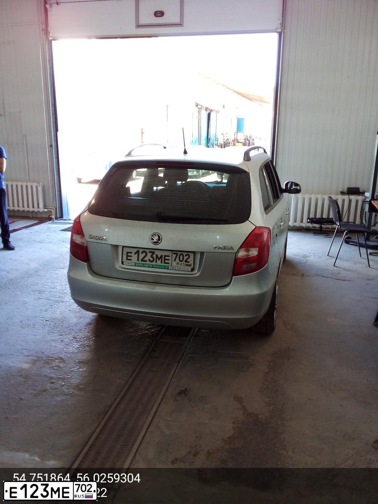 Фото автомобиля SKODA FABIA, 2013 — госномер О763НО102. Цвет: Серебристый