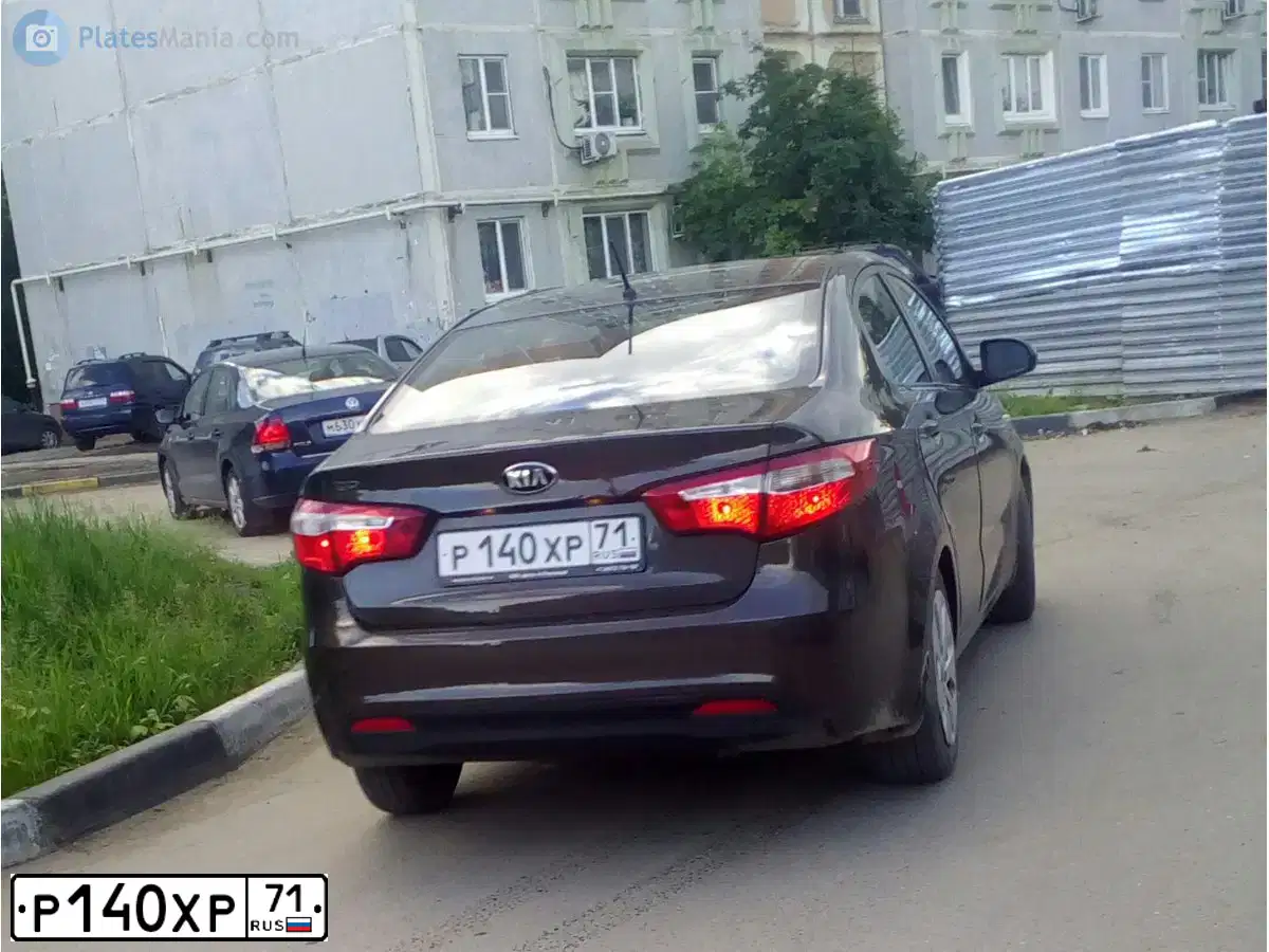 Фото автомобиля KIA RIO, 2014 — госномер Р140ХР71. Цвет: КОРИЧНЕВЫЙ