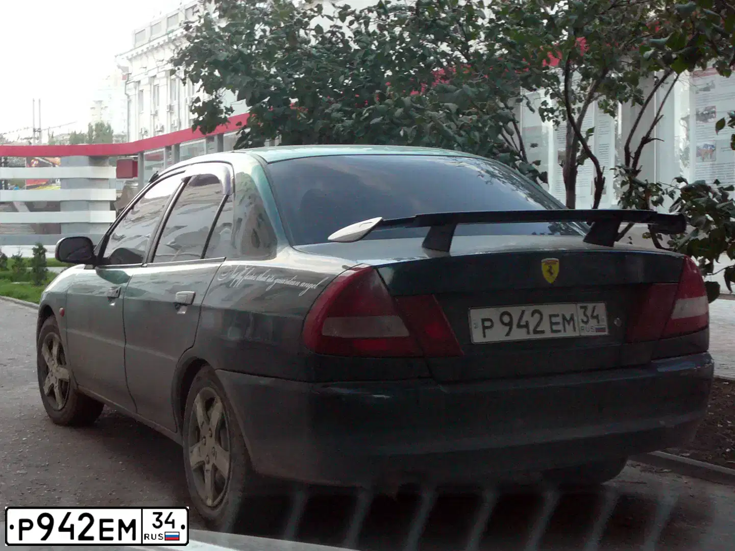 Фото автомобиля MITSUBISHI LANCER, 1997 — госномер Р942ЕМ34. Цвет: ЗЕЛЕНЫЙ