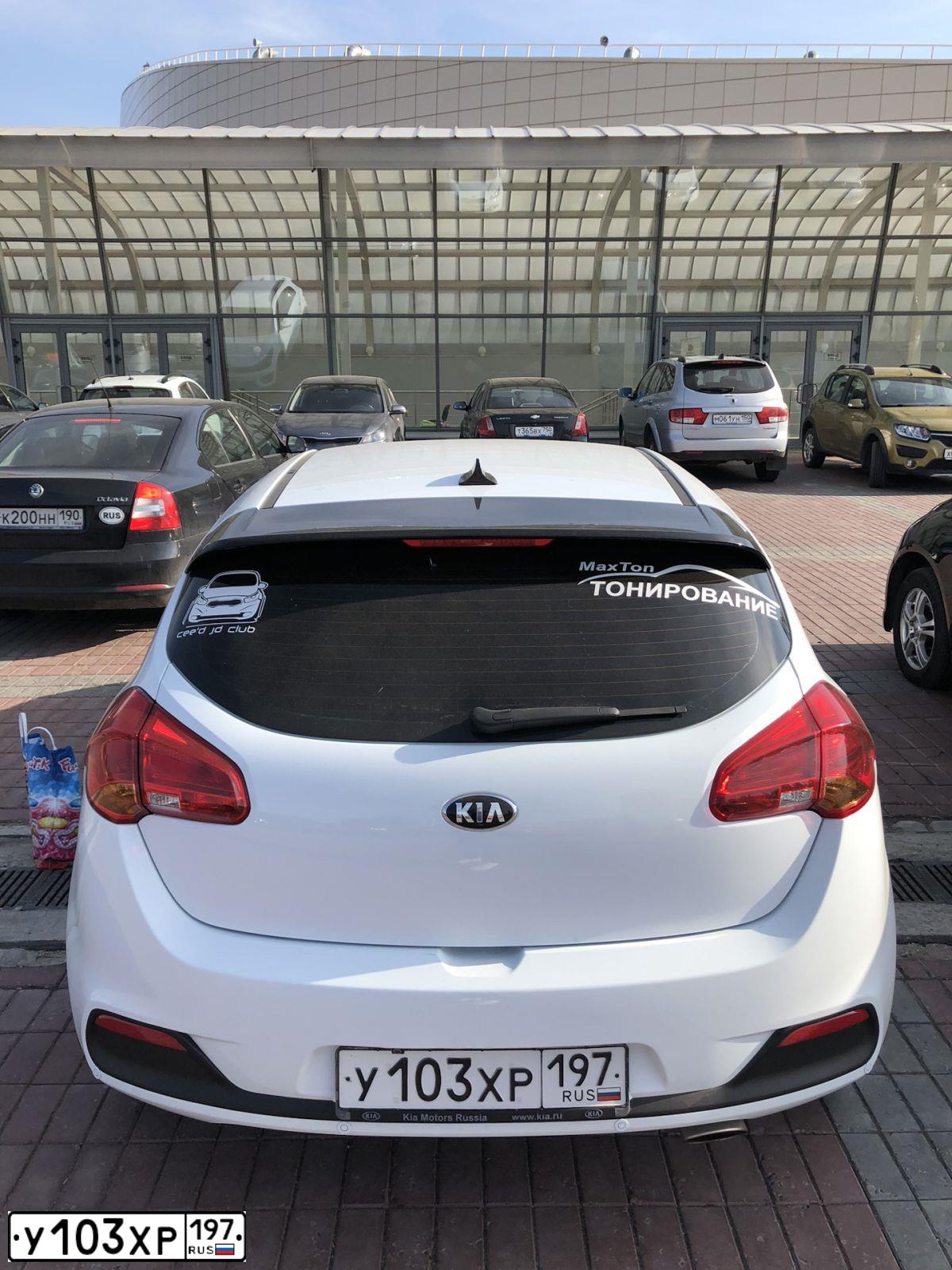 Фото автомобиля KIA CEE'D, 2012 — госномер У103ХР197. Цвет: БЕЛЫЙ