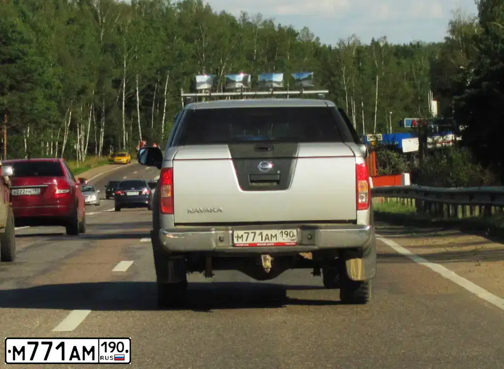 Фото автомобиля NISSAN NAVARA, 2008 — госномер М771АМ190. Цвет: Серый