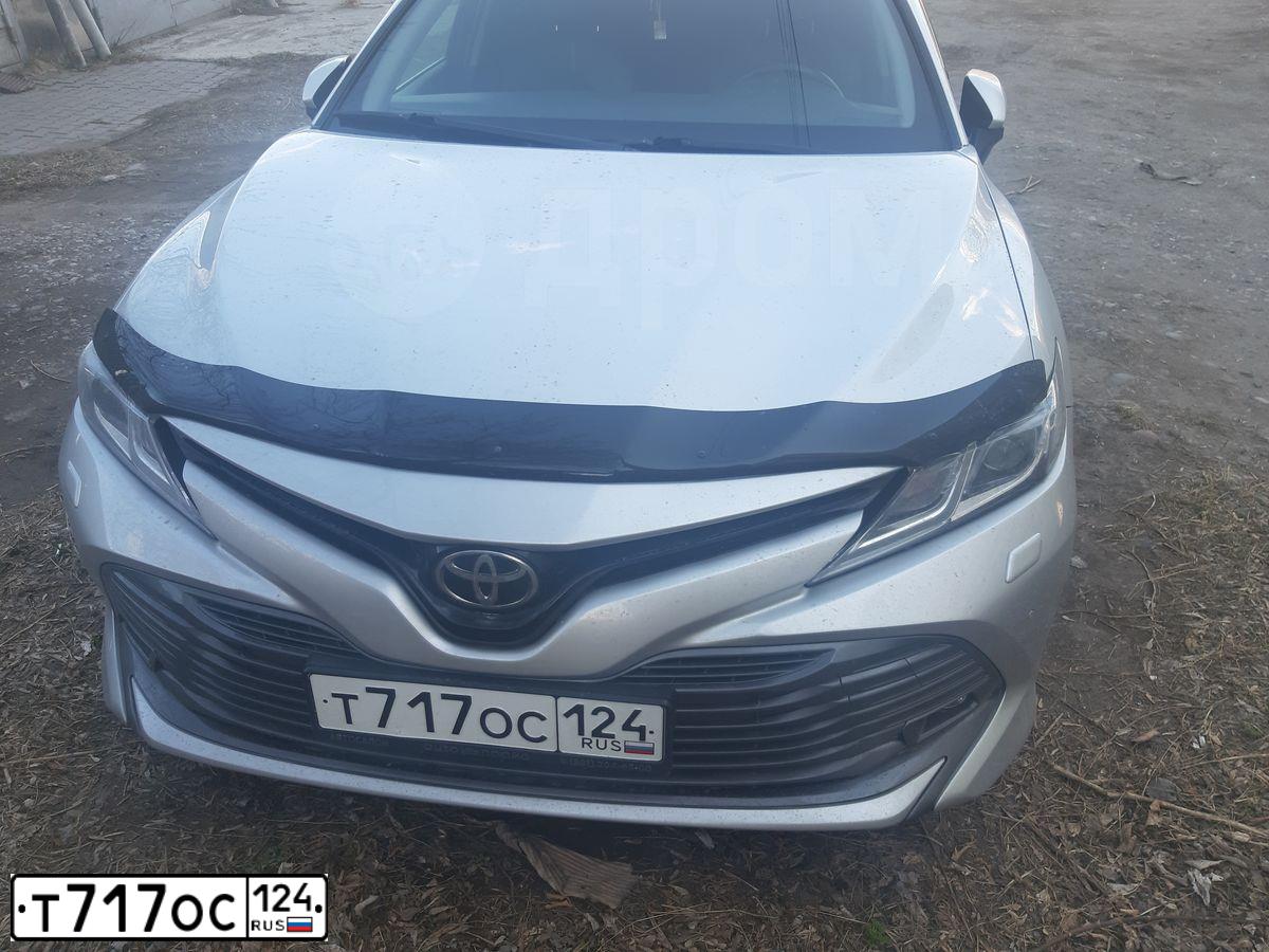 Фото автомобиля TOYOTA CAMRY, 2018 — госномер Т717ОС124. Цвет: СЕРЕБРЯННЫЙ МЕТАЛЛИК