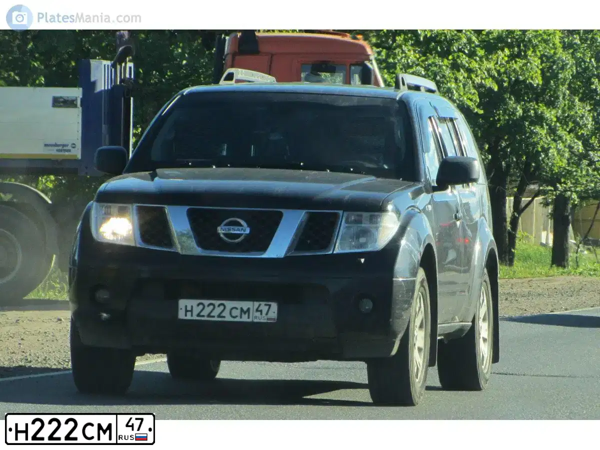 Фото автомобиля NISSAN PATHFINDER, 2005 — госномер Н222СМ47. Цвет: ЧЕРНЫЙ