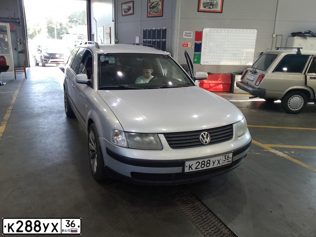 Фото автомобиля VOLKSWAGEN PASSAT, 2000 — госномер К288УХ36. Цвет: СЕРЕБРИСТЫЙ