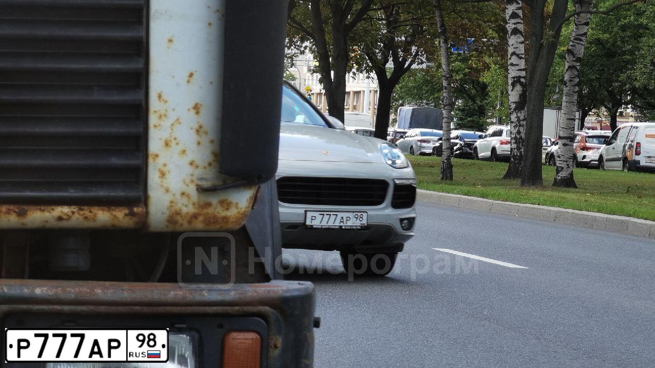 Фото автомобиля INFINITI QX70 /FX/, 2012 — госномер Р777АР98. Цвет: Коричневый