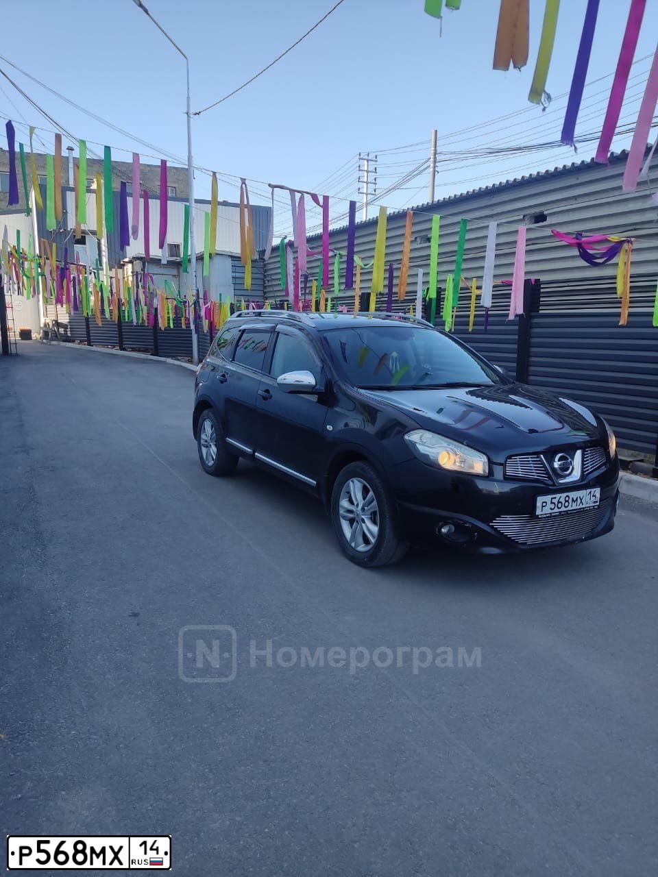 Фото автомобиля NISSAN QASHQAI, 2013 — госномер У080КС14. Цвет: ЧЕРНЫЙ