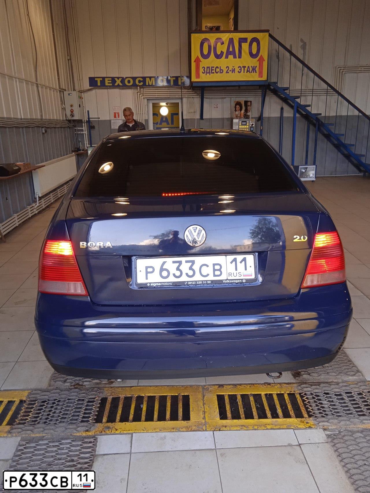 Фото автомобиля VOLKSWAGEN BORA, 2000 — госномер Р633СВ11. Цвет: синий