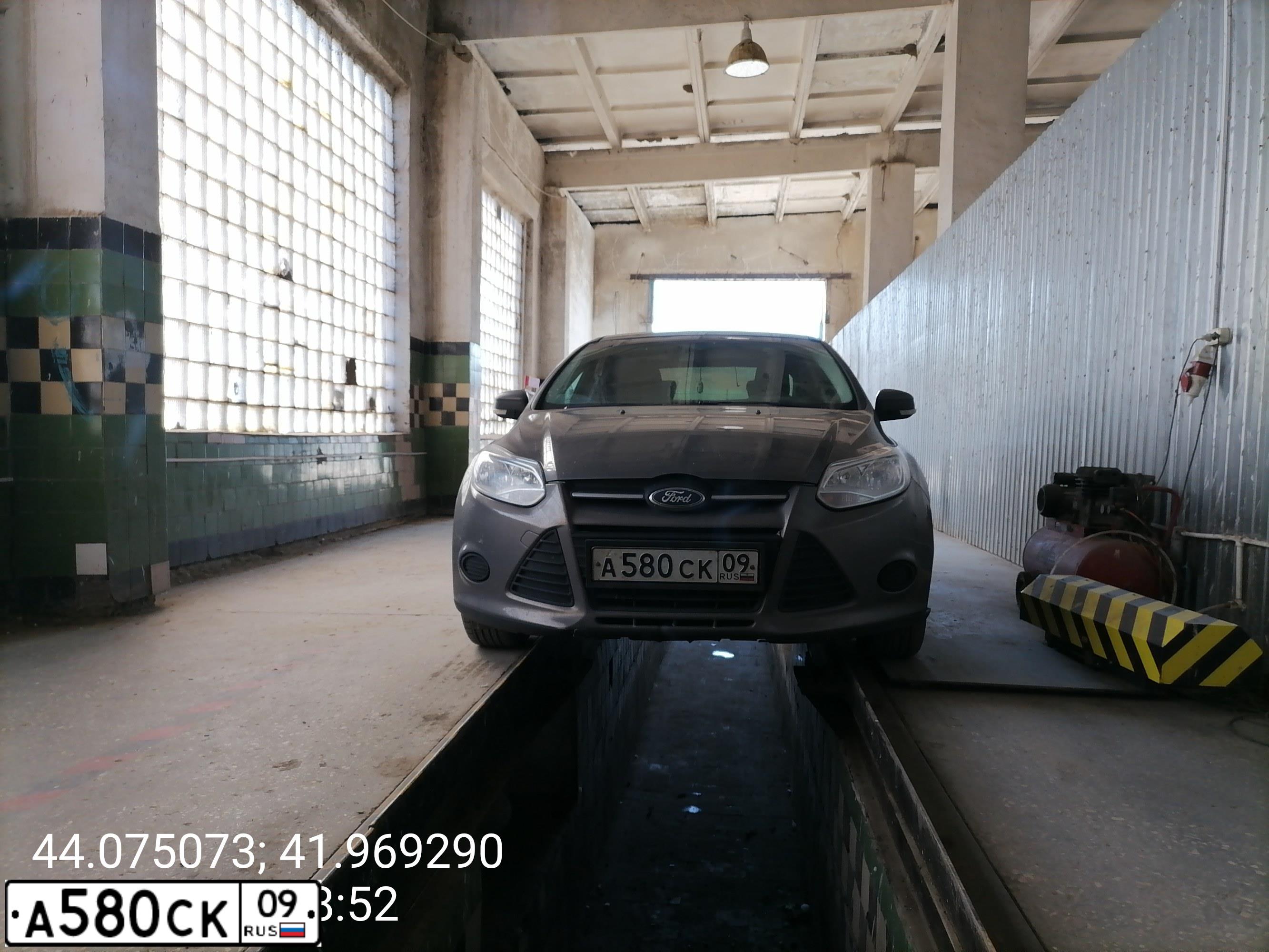 Фото автомобиля FORD FOCUS, 2012 — госномер А580СК09. Цвет: СЕРО-КОРИЧНЕВЫЙ
