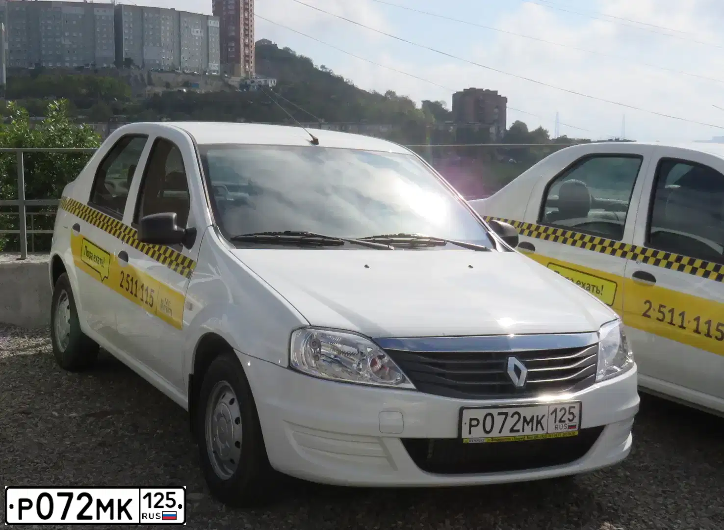 Фото автомобиля RENAULT LOGAN, 2015 — госномер Р072МК125. Цвет: Белый