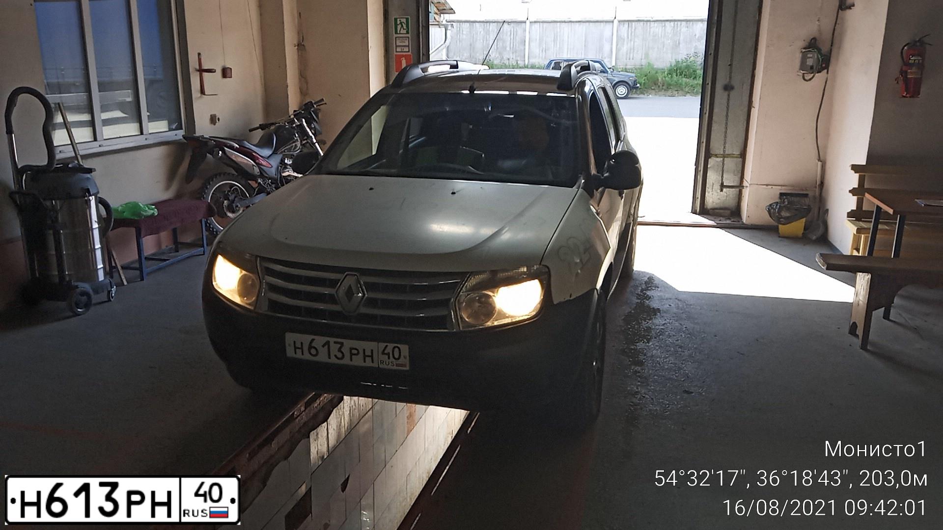 Фото автомобиля RENAULT DUSTER, 2012 — госномер Р646ВА181. Цвет: Коричневый