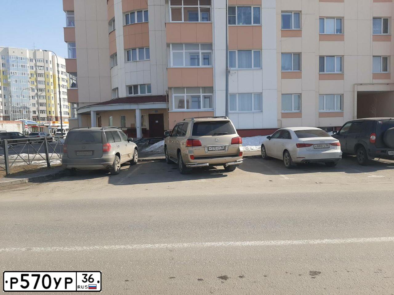 Фото автомобиля LEXUS LX, 2008 — госномер Р570УР36. Цвет: БЕЖЕВЫЙ