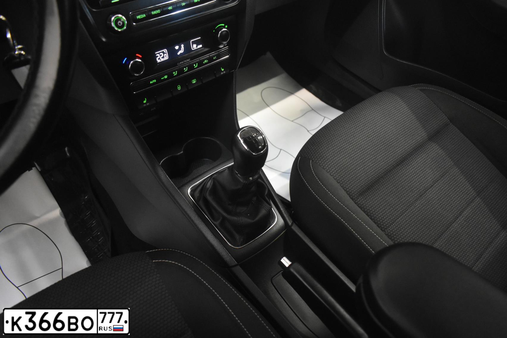 Фото автомобиля SKODA RAPID, 2014 — госномер К366ВО777. Цвет: Белый