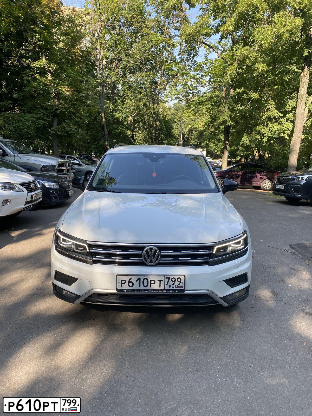 Фото автомобиля VOLKSWAGEN TIGUAN, 2019 — госномер Р610РТ799. Цвет: Белый