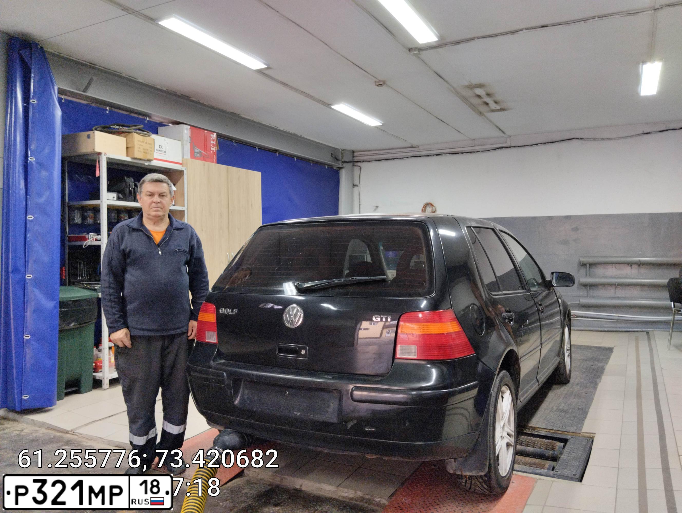 Фото автомобиля VOLKSWAGEN GOLF, 1998 — госномер М339ЕС186. Цвет: ЧЕРНЫЙ