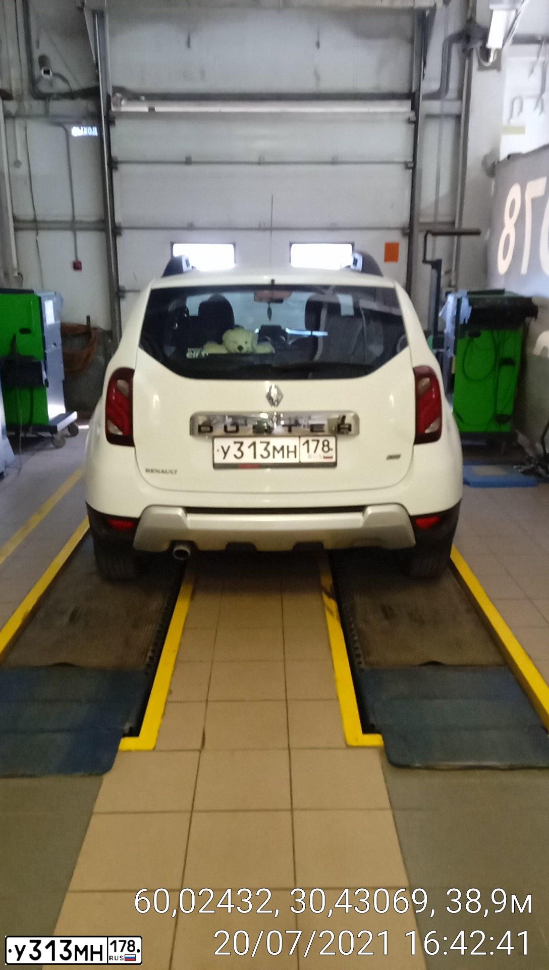Фото автомобиля RENAULT DUSTER, 2016 — госномер У313МН178. Цвет: Белый