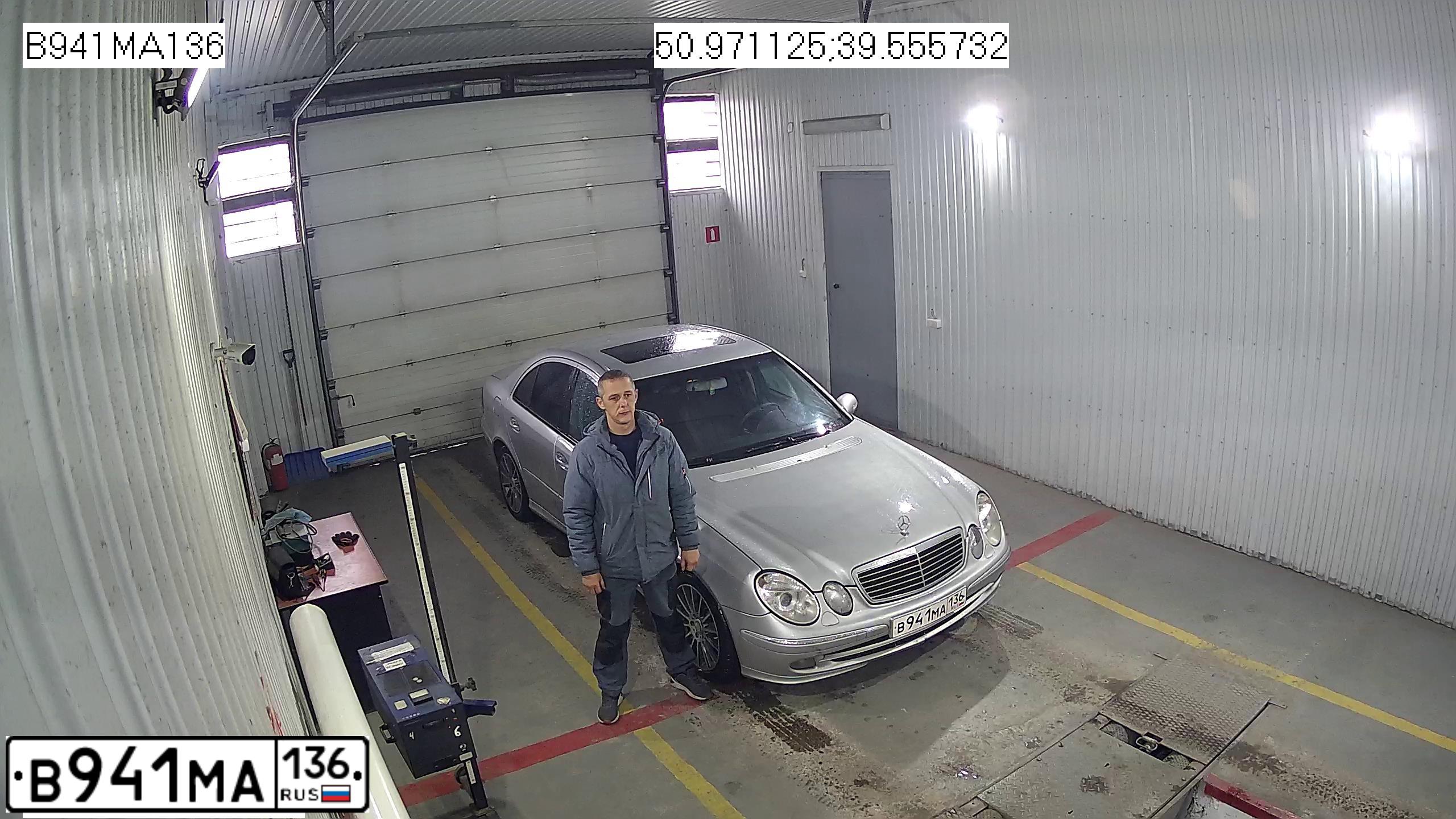 Фото автомобиля MERCEDES E-KLASSE, 2002 — госномер К436РТ64. Цвет: БЕЛЫЙ (СЕРЕБРИСТЫЙ)