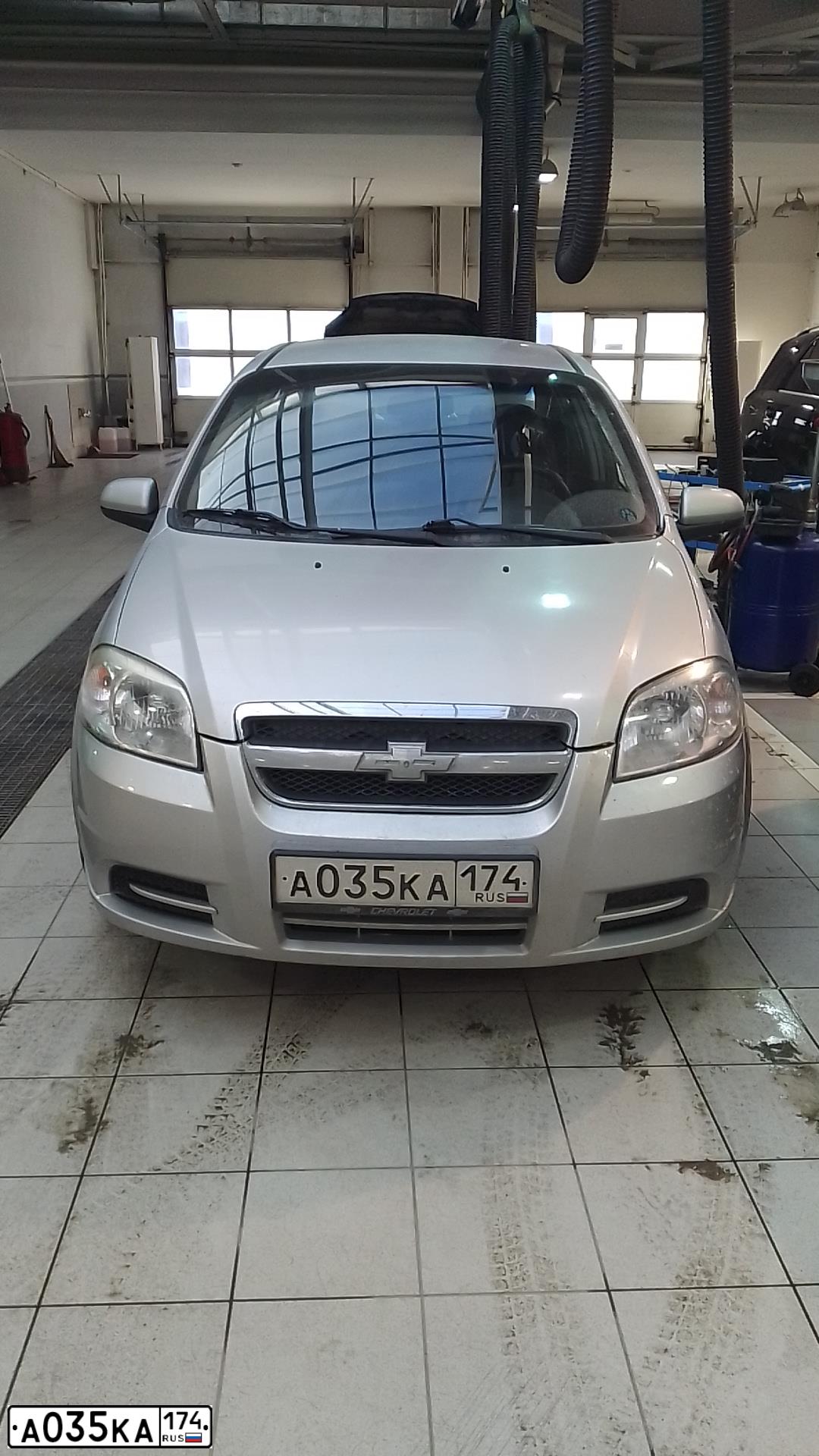 Фото автомобиля CHEVROLET AVEO, 2008 — госномер А035КА174. Цвет: СЕРЕБРИСТЫЙ